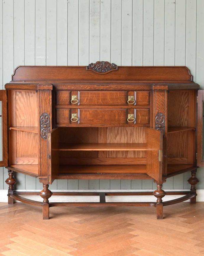 サイドボード アンティーク家具 ガラスの扉も付いた、英国のめずらしいアンティークサイドボード。扉の奥にはたっぷりの収納。(q-1399-f)