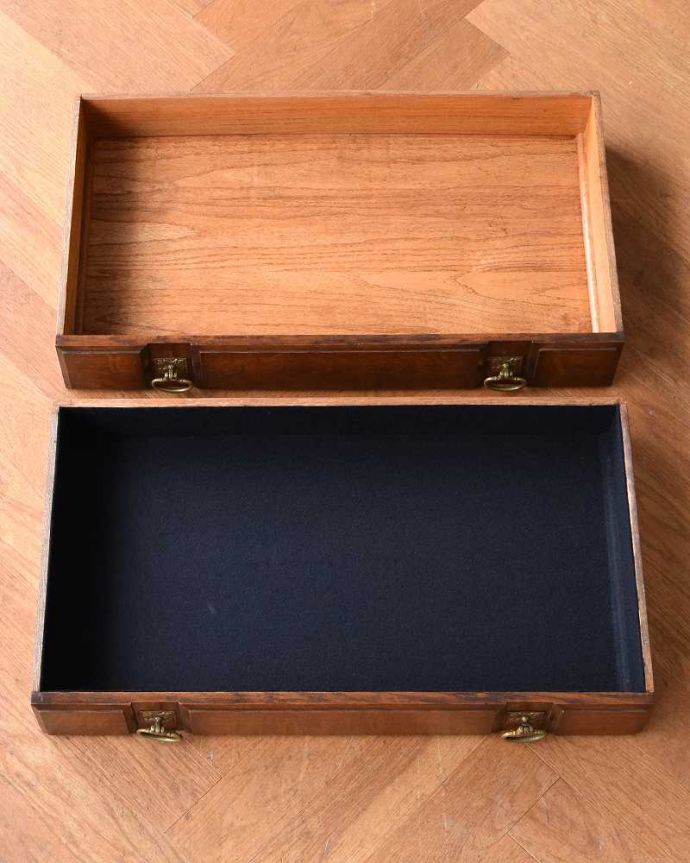 サイドボード アンティーク家具 ガラスの扉も付いた、英国のめずらしいアンティークサイドボード。引き出しの中もキレイに修復しましたもともとカトラリーを入れて使っていた引き出し。(q-1399-f)