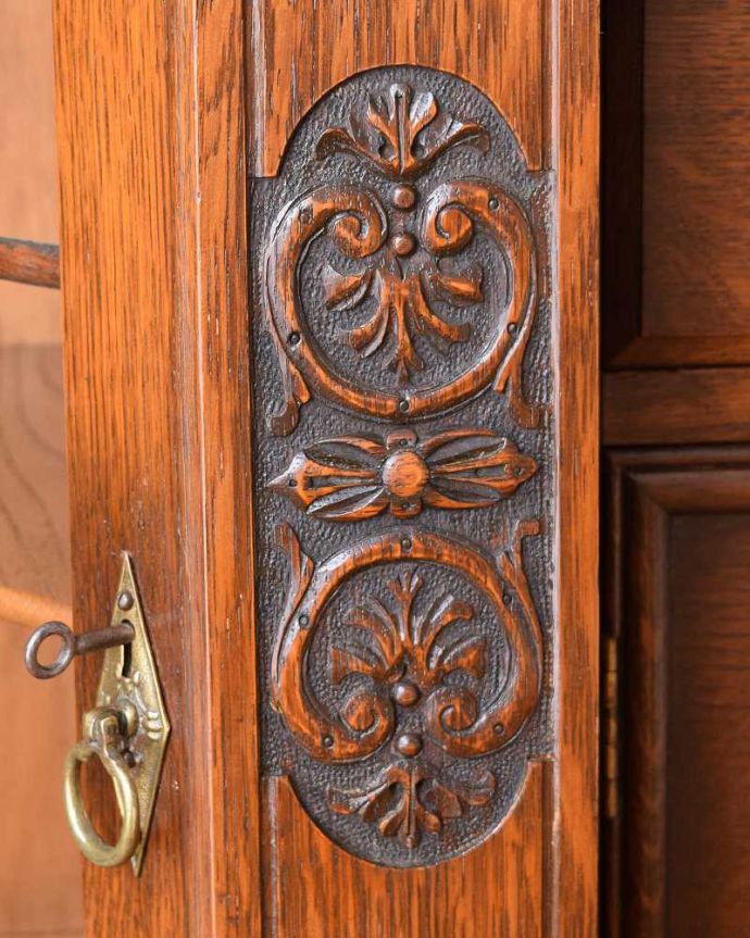 サイドボード アンティーク家具 ガラスの扉も付いた、英国のめずらしいアンティークサイドボード。至る所に繊細な彫いろんな彫のデザインがありますが、個人的に美しいと思える女性らしく優雅なデザインを選んできました。(q-1399-f)