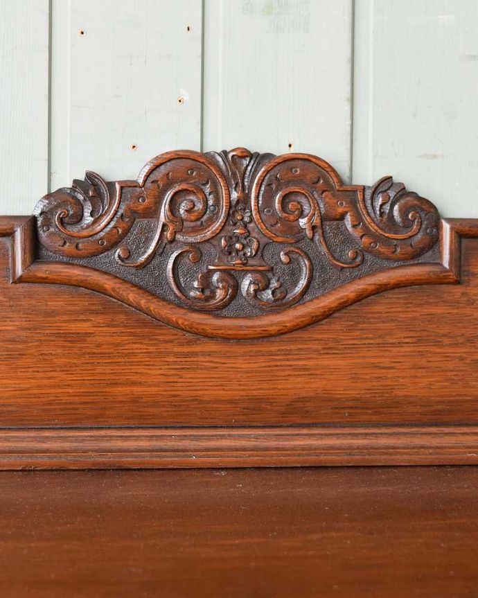 サイドボード アンティーク家具 ガラスの扉も付いた、英国のめずらしいアンティークサイドボード。惚れ惚れするような美しさとっても堅い無垢材に一体どうやって彫っていったんでしょう?アンティークらしく細かい彫りを眺めているだけでうっとりしてしまいます。(q-1399-f)