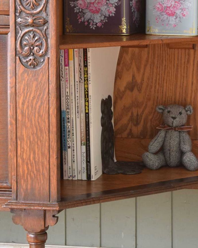 サイドボード アンティーク家具 ガラスの扉も付いた、英国のめずらしいアンティークサイドボード。扉の中は収納たっぷりA4サイズの雑誌までしっかり収納出来ちゃう大きさ。(q-1399-f)