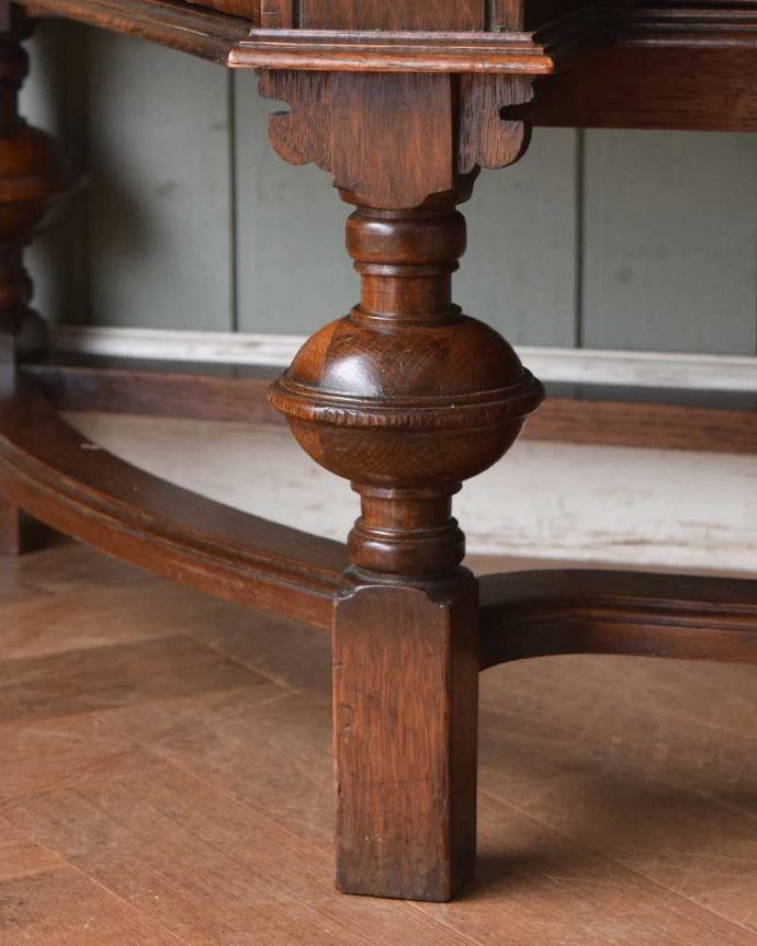 サイドボード アンティーク家具 ガラスの扉も付いた、英国のめずらしいアンティークサイドボード。女性1人でラクラク運べちゃう仕掛けHandleのアンティークは、脚の裏にフェルトキーパーをお付けしています。(q-1399-f)