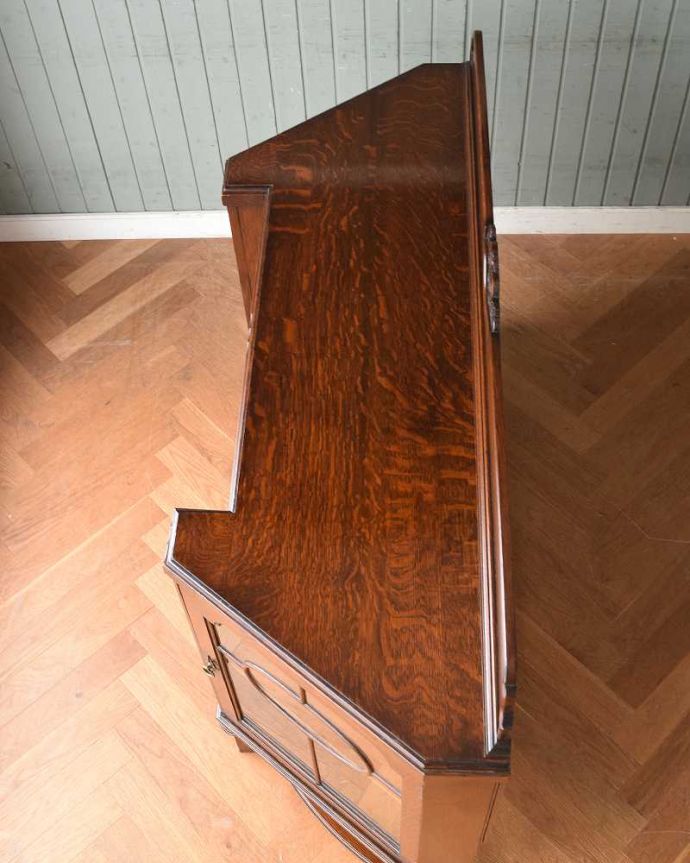 サイドボード アンティーク家具 ガラスの扉も付いた、英国のめずらしいアンティークサイドボード。上から見てるとこんな感じです。(q-1399-f)