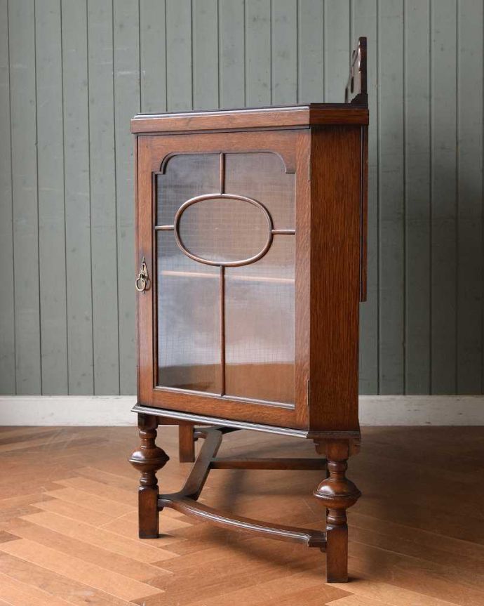 サイドボード アンティーク家具 ガラスの扉も付いた、英国のめずらしいアンティークサイドボード。もちろん横から見てもステキ横顔にだって妥協しません。(q-1399-f)