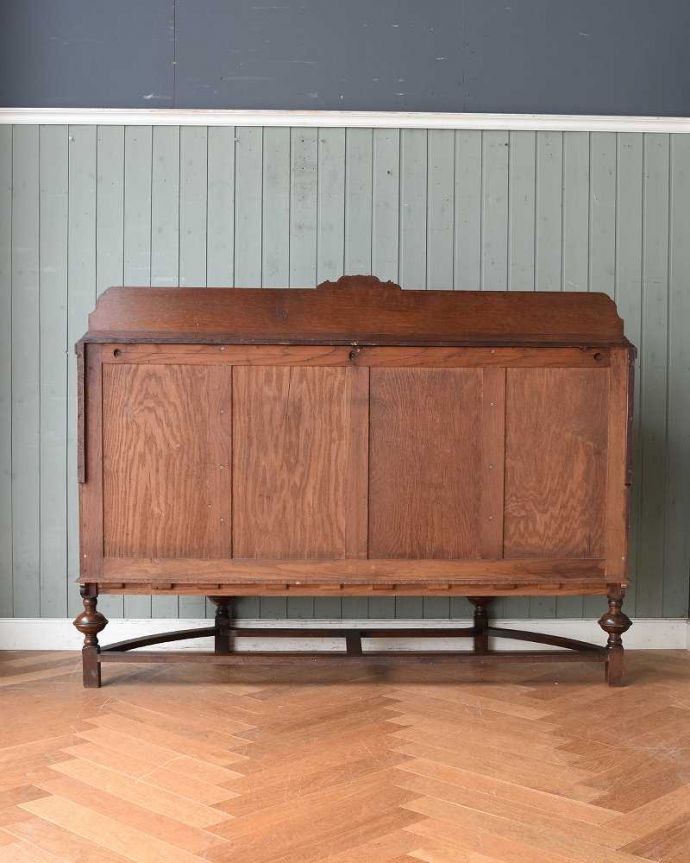 サイドボード アンティーク家具 ガラスの扉も付いた、英国のめずらしいアンティークサイドボード。さらに後ろ姿もチェックアンティークは新品ではないので、もちろん経年変化によるキズはありますが、専門の職人がキレイに修復しました。(q-1399-f)
