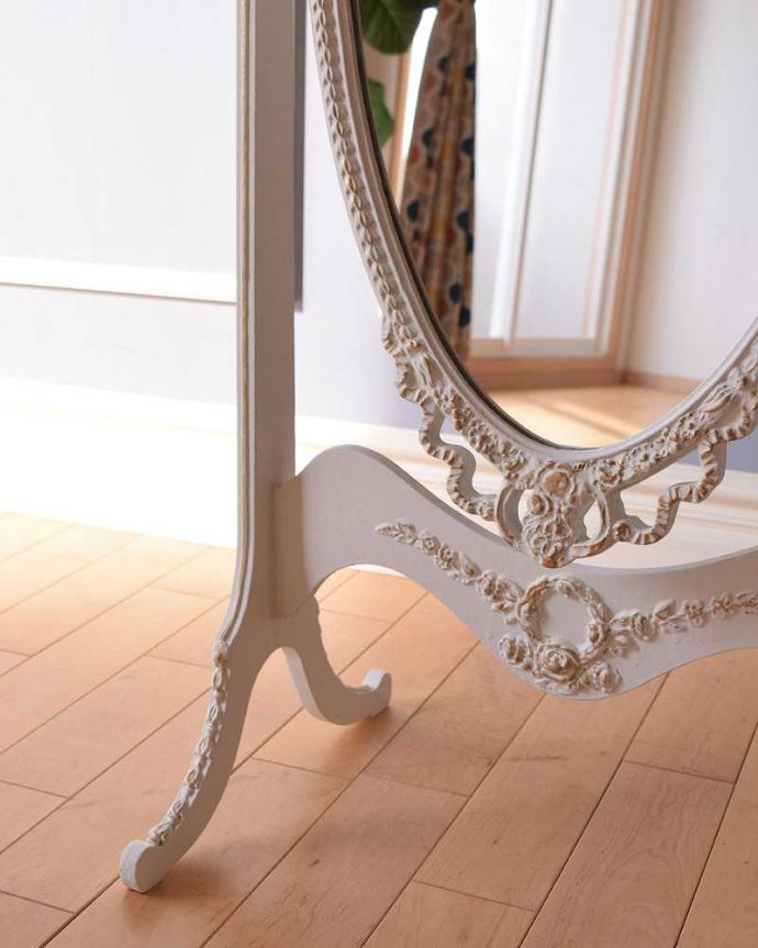 アンティークのドレッサー　アンティーク家具　フランスから届いた美しいシュバルミラー(姿見)。持ち上げなくても大丈夫！Handleのアンティークは、脚の裏にフェルトキーパーをお付けしています。(q-1400-f)