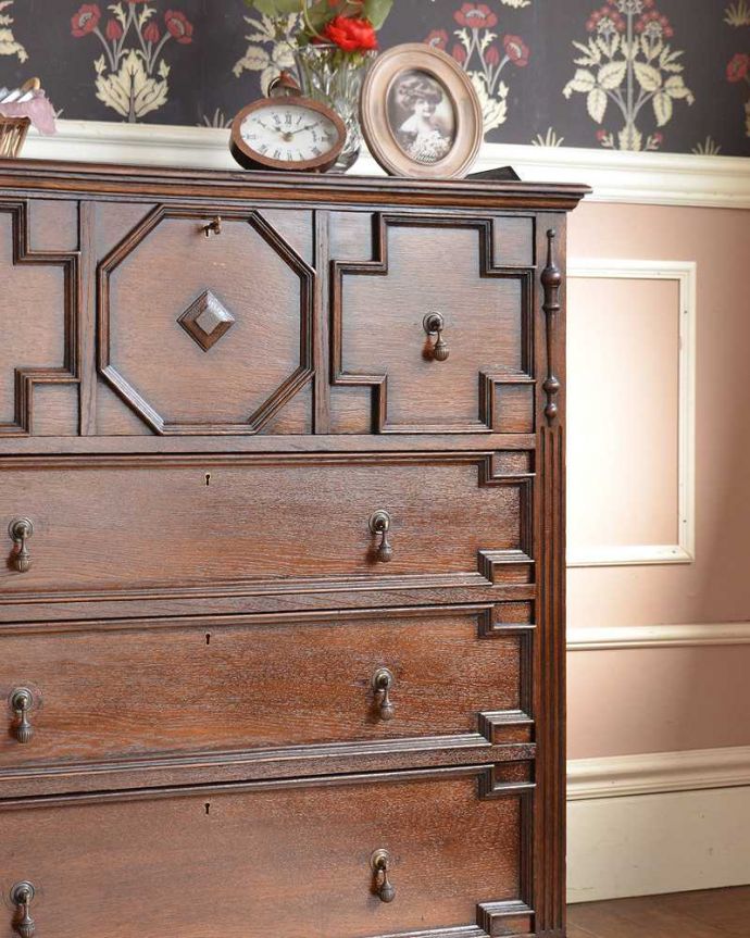 アンティークのチェスト　アンティーク家具　英国スタイルのインテリアに、オーク材の中々出会えないアンティークチェスト。見た目はもちろん、実用的に使って楽しみましょうアンティークのチェストは見た目の美しさはもちろん、実用的にたっぷり収納が出来る実力派。(q-1401-f)