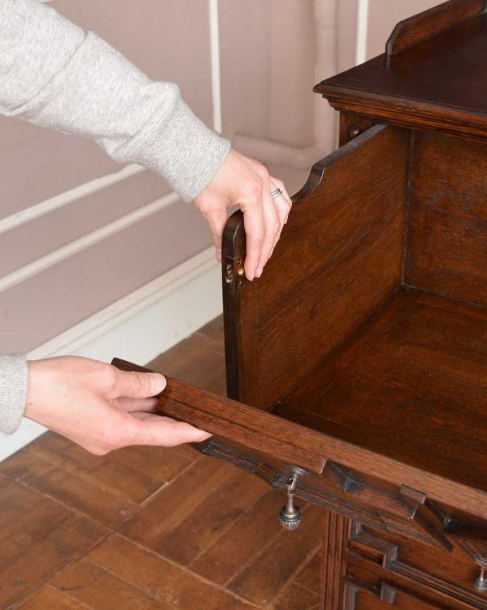 アンティークのチェスト　アンティーク家具　英国スタイルのインテリアに、オーク材の中々出会えないアンティークチェスト。引き出し部分が開きます一段目の引き出しのサイドのストッパーを押しながら手前に倒すと引き出し部分が手前に開くんです。(q-1401-f)