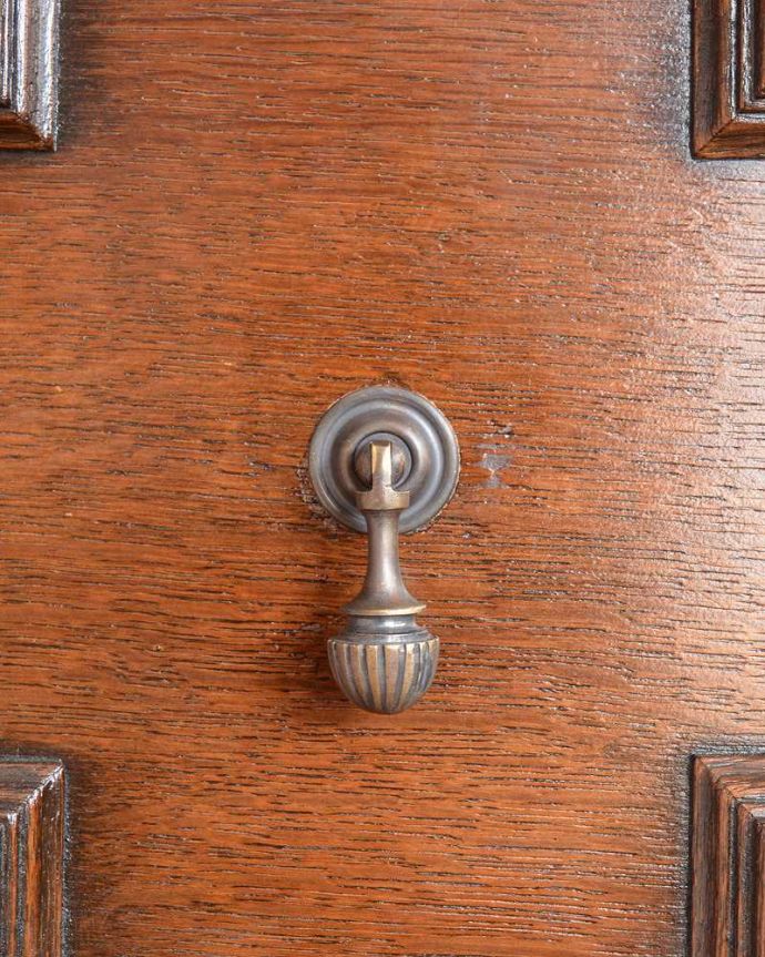 アンティークのチェスト　アンティーク家具　英国スタイルのインテリアに、オーク材の中々出会えないアンティークチェスト。開ける度にワクワク高級感漂うアンティークらしいデザインの取っ手。(q-1401-f)