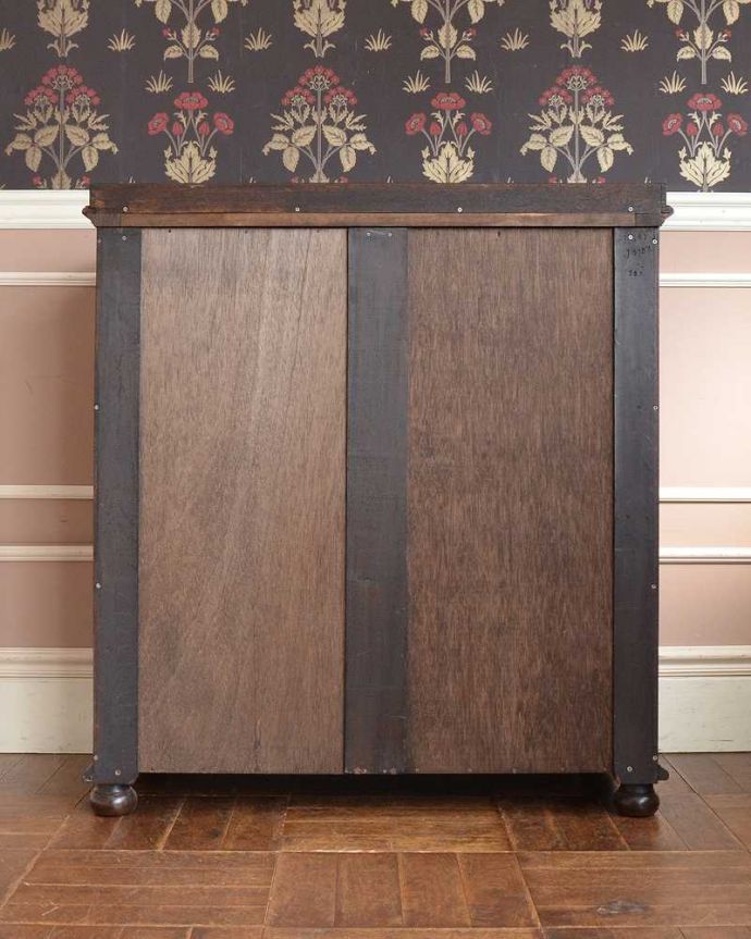 アンティークのチェスト　アンティーク家具　英国スタイルのインテリアに、オーク材の中々出会えないアンティークチェスト。後ろ姿にも自信アリ！アンティークは新品ではないので、経年変化によるキズはありますが、専門の職人がキレイに修復したので後ろ姿にも自信があります。(q-1401-f)