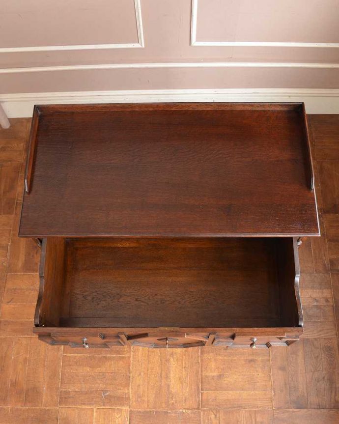 アンティークのチェスト　アンティーク家具　英国スタイルのインテリアに、オーク材の中々出会えないアンティークチェスト。引き出すことができます一段目のフラップ扉の部分は引き出して使うことが出来ます。(q-1401-f)