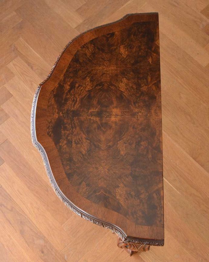 アンティークのテーブル　アンティーク家具　英国のアンティーク家具、脚の先まで美しいコンソールテーブル（ウォルナット材）。上から見ると半分のお月様が見えますハーフムーン（半月型）の天板には、何を置いても素敵に魅せてくれる力があります。(q-1402-f)