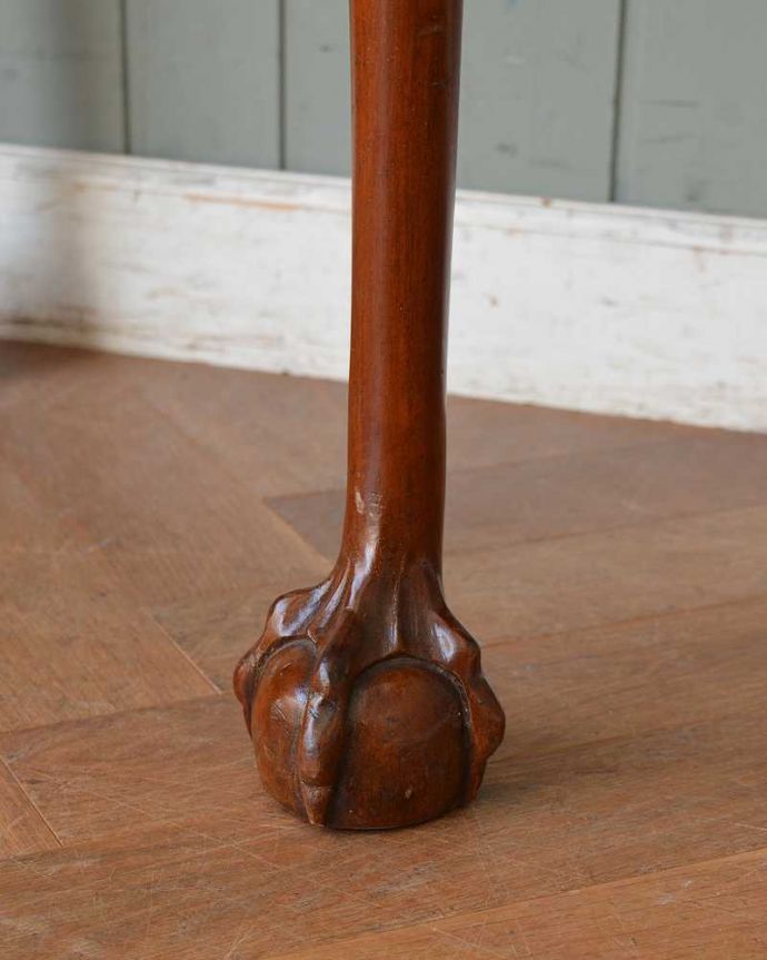 アンティークのテーブル　アンティーク家具　英国のアンティーク家具、脚の先まで美しいコンソールテーブル（ウォルナット材）。持ち上げなくても移動できます！Handleのアンティークは、脚の裏にフェルトキーパーをお付けしていますので、床を滑らせてれば女性1人でも移動が簡単です。(q-1402-f)