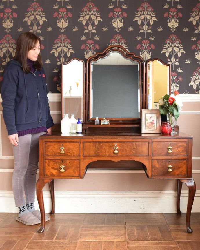 アンティークのドレッサー　アンティーク家具　三面鏡のフレームまで美しい、英国から届いたアンティークドレッシングチェスト(デスク)。大きな鏡を見る度に毎日が楽しくなるドレッシングチェストミラーが付いた女性のための家具ドレッシングチェスト。(q-1403-f)