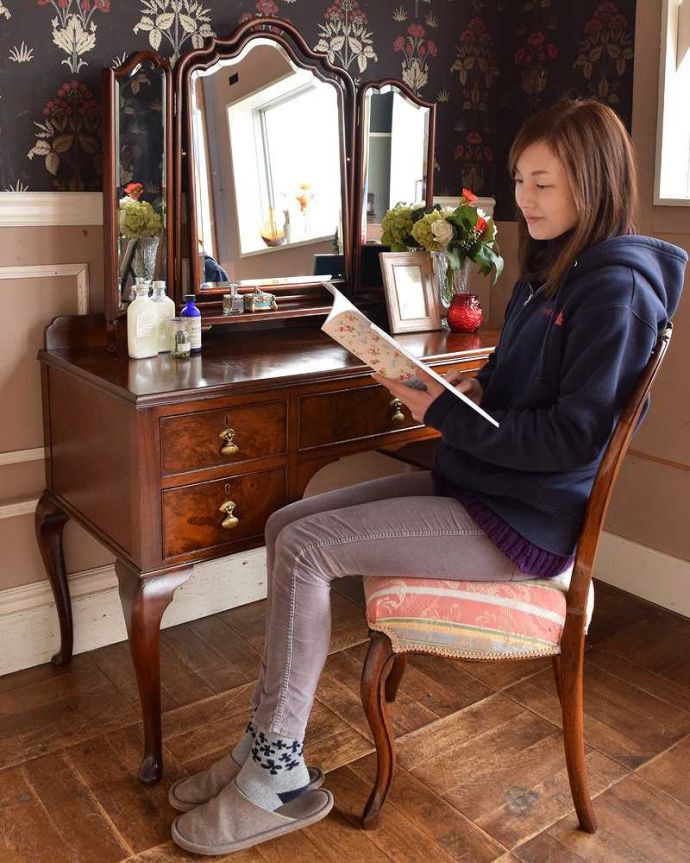 アンティークのドレッサー　アンティーク家具　三面鏡のフレームまで美しい、英国から届いたアンティークドレッシングチェスト(デスク)。自分だけの場所で過ごす自分だけの時間女性にとって特別な場所だから、ここに座っているだけでなんだかワクワクしちゃうんです。(q-1403-f)