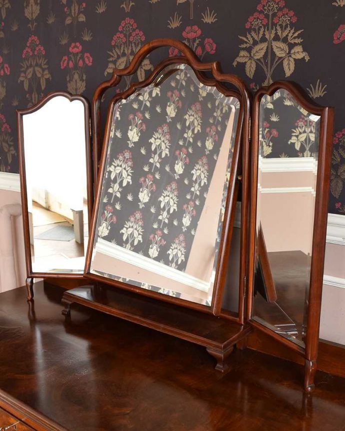 アンティークのドレッサー　アンティーク家具　三面鏡のフレームまで美しい、英国から届いたアンティークドレッシングチェスト(デスク)。お部屋も広く見せてくれます身だしなみを整えるのはもちろん、大きな鏡はお部屋を広く見せる効果があります。(q-1403-f)