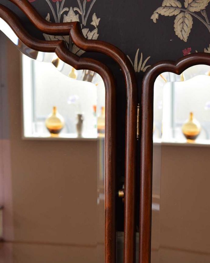 アンティークのドレッサー　アンティーク家具　三面鏡のフレームまで美しい、英国から届いたアンティークドレッシングチェスト(デスク)。ご希望の方には新しいミラーでお届けしますコンディションのいいアンティークのミラーですが、ご希望の方には新しいミラーに交換してお届けします（別途見積もり）ご注文の際お気軽にご連絡下さい。(q-1403-f)