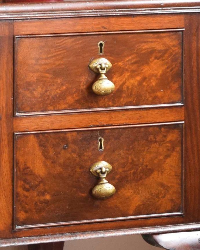 アンティークのドレッサー　アンティーク家具　三面鏡のフレームまで美しい、英国から届いたアンティークドレッシングチェスト(デスク)。アンティークらしい素敵な取っ手味わい深いアンティークらしい取っ手のデザインからも時間の流れが感じられます。(q-1403-f)