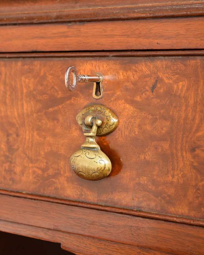 アンティークのドレッサー　アンティーク家具　三面鏡のフレームまで美しい、英国から届いたアンティークドレッシングチェスト(デスク)。大切なものを収納できますおとぎ話に出てくるようなカギも使えるように修復しました。(q-1403-f)