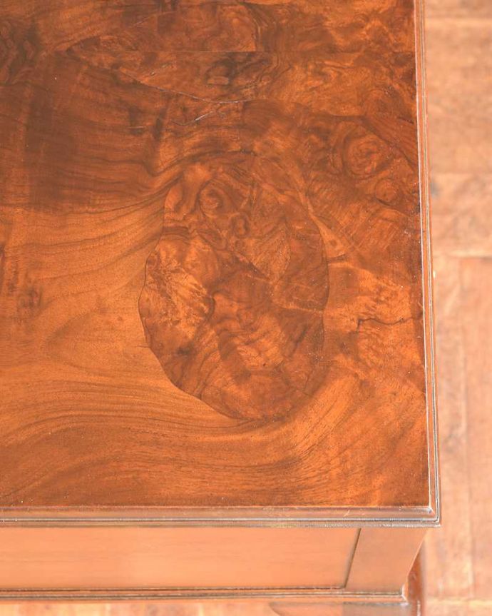 アンティークのドレッサー　アンティーク家具　三面鏡のフレームまで美しい、英国から届いたアンティークドレッシングチェスト(デスク)。天板の塗装もキレイ近づいてみると、ピッカピカでキレイに仕上げた天板の塗装。(q-1403-f)