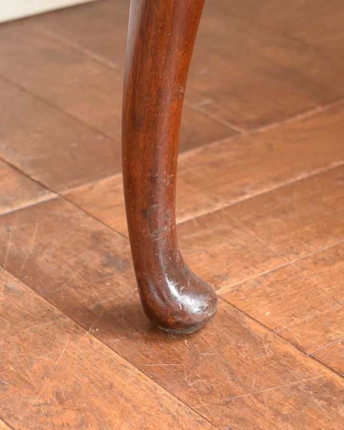 アンティークのドレッサー　アンティーク家具　三面鏡のフレームまで美しい、英国から届いたアンティークドレッシングチェスト(デスク)。女性1人でラクラク運べちゃう仕掛けHandleのアンティークは、脚の裏にフェルトキーパーをお付けしています。(q-1403-f)