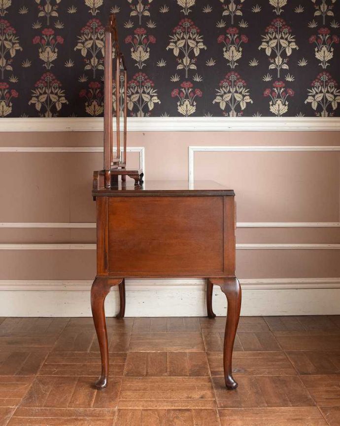 アンティークのドレッサー　アンティーク家具　三面鏡のフレームまで美しい、英国から届いたアンティークドレッシングチェスト(デスク)。横から見てもステキもちろん横から見られてもいいようにしっかり修復してあります。(q-1403-f)