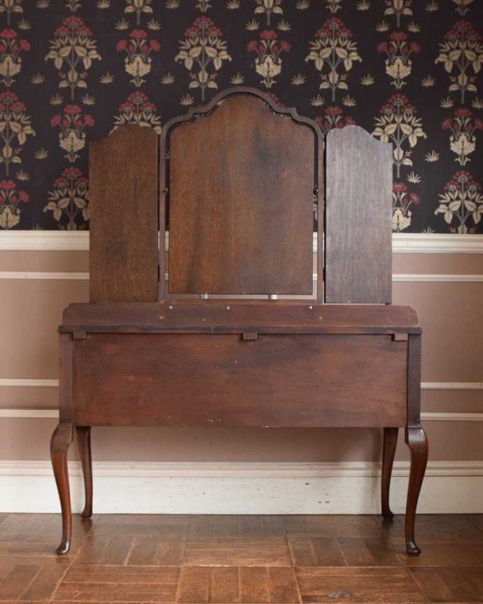 アンティークのドレッサー　アンティーク家具　三面鏡のフレームまで美しい、英国から届いたアンティークドレッシングチェスト(デスク)。もちろん、後ろ姿もキレイです。(q-1403-f)