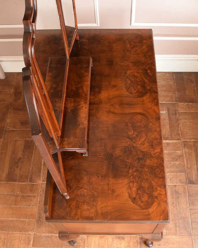 アンティークのドレッサー　アンティーク家具　三面鏡のフレームまで美しい、英国から届いたアンティークドレッシングチェスト(デスク)。上から見てみると･･･アンティーク家具専門の職人がピッカピカにお直ししました。(q-1403-f)