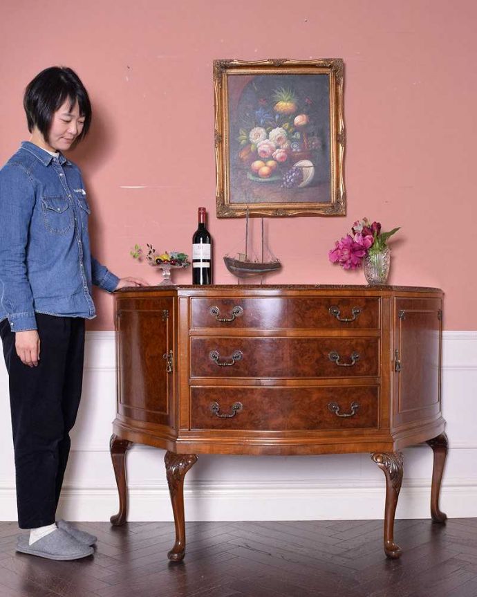 サイドボード　アンティーク家具　英国のアンティーク家具、美しい木目のサイドボードキャビネット（ウォルナット材）。気品のある大人の佇まいが優雅なサイドボード木目の美しさが際立つ大人のサイドボード。(q-1404-f)