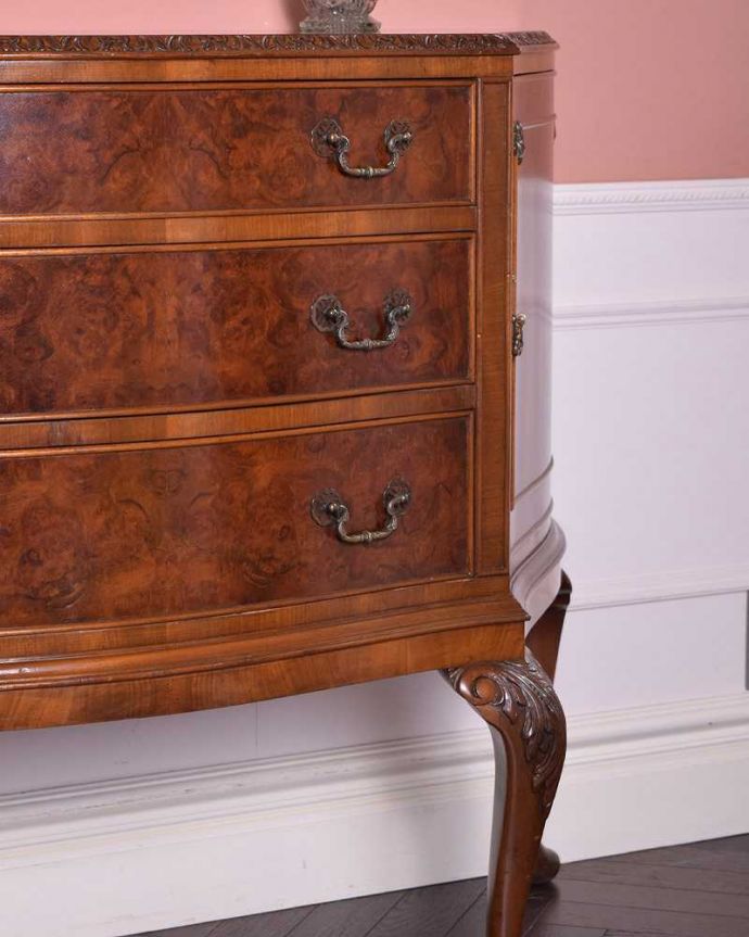 サイドボード　アンティーク家具　英国のアンティーク家具、美しい木目のサイドボードキャビネット（ウォルナット材）。アンティークだから手に入れることが出来る素材感今の時代、なかなか手に入れることが出来ない木目の美しさにうっとり。(q-1404-f)