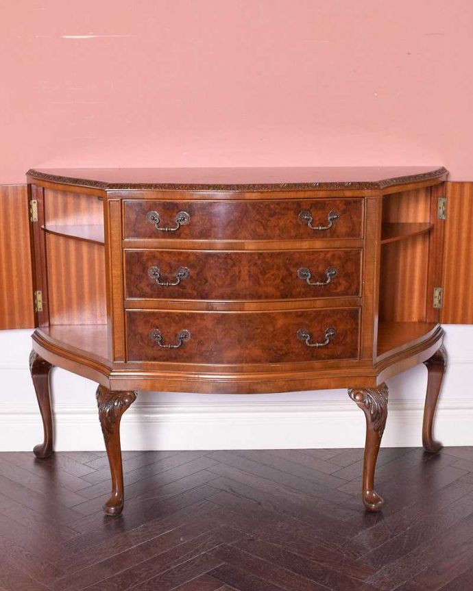 サイドボード　アンティーク家具　英国のアンティーク家具、美しい木目のサイドボードキャビネット（ウォルナット材）。扉の奥にはたっぷりの収納。(q-1404-f)