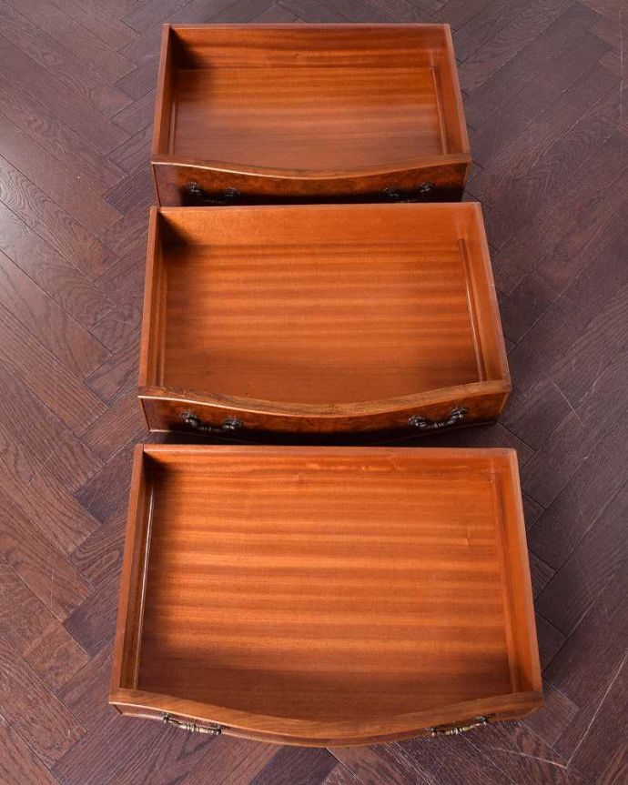 サイドボード　アンティーク家具　英国のアンティーク家具、美しい木目のサイドボードキャビネット（ウォルナット材）。引き出しの中もキレイに修復しましたもともとカトラリーを入れて使っていた引き出し。(q-1404-f)