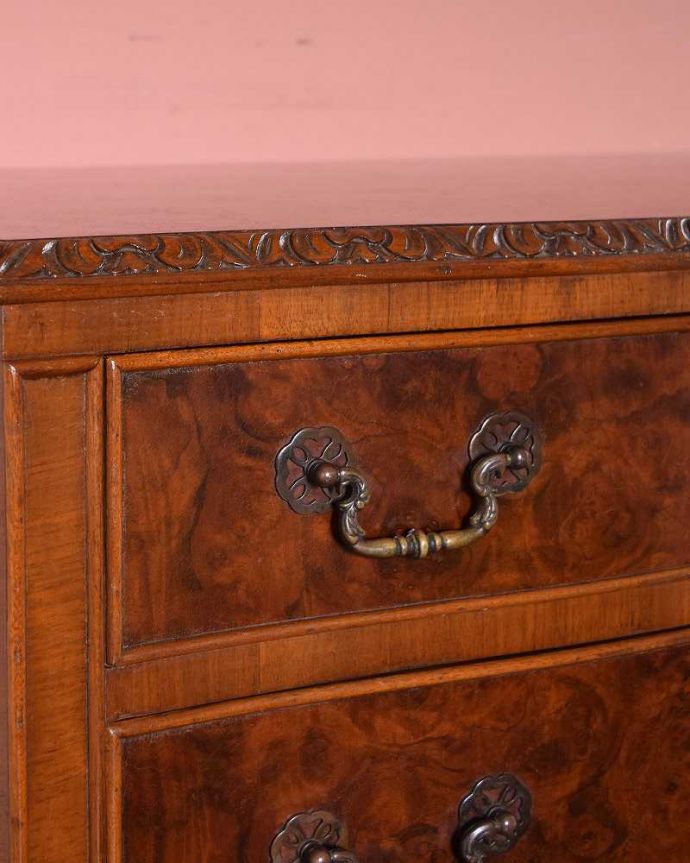 サイドボード　アンティーク家具　英国のアンティーク家具、美しい木目のサイドボードキャビネット（ウォルナット材）。惚れ惚れするような美しさとっても堅い無垢材に一体どうやって彫っていったんでしょう？アンティークらしく細かい彫りを眺めているだけでうっとりしてしまいます。(q-1404-f)