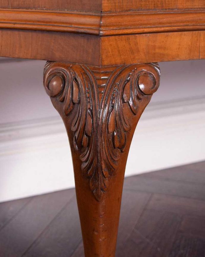 サイドボード　アンティーク家具　英国のアンティーク家具、美しい木目のサイドボードキャビネット（ウォルナット材）。至る所に繊細な彫いろんな彫のデザインがありますが、個人的に美しいと思える女性らしく優雅なデザインを選んできました。(q-1404-f)