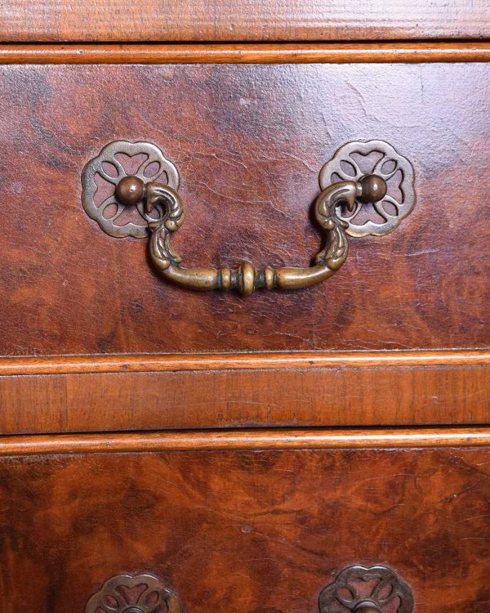 サイドボード　アンティーク家具　英国のアンティーク家具、美しい木目のサイドボードキャビネット（ウォルナット材）。取っ手にまでアンティークらしさ時間の流れが感じられる凝ったデザインの味わい深い取っ手。(q-1404-f)