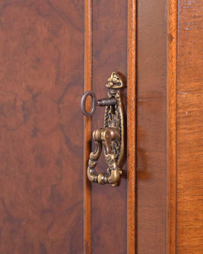 サイドボード　アンティーク家具　英国のアンティーク家具、美しい木目のサイドボードキャビネット（ウォルナット材）。小さなパーツにもこだわりが取っ手だけを見ても現代の家具より質感がいいのがわかります。(q-1404-f)