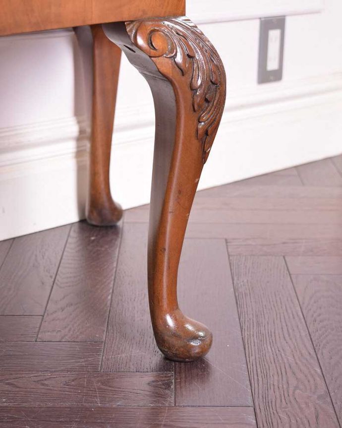 サイドボード　アンティーク家具　英国のアンティーク家具、美しい木目のサイドボードキャビネット（ウォルナット材）。女性1人でラクラク運べちゃう仕掛けHandleのアンティークは、脚の裏にフェルトキーパーをお付けしています。(q-1404-f)