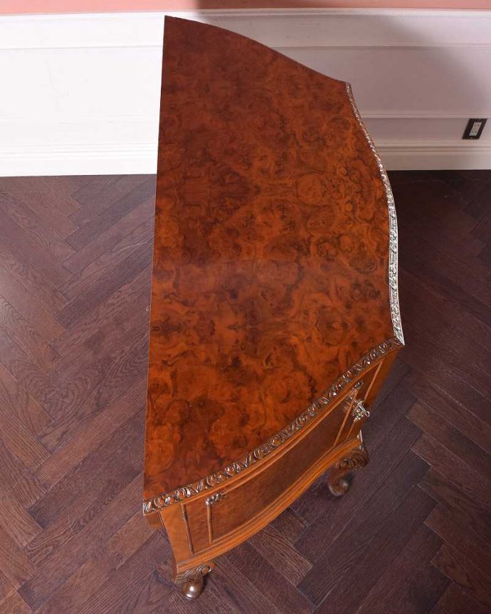 サイドボード　アンティーク家具　英国のアンティーク家具、美しい木目のサイドボードキャビネット（ウォルナット材）。上から見てるとこんな感じです。(q-1404-f)