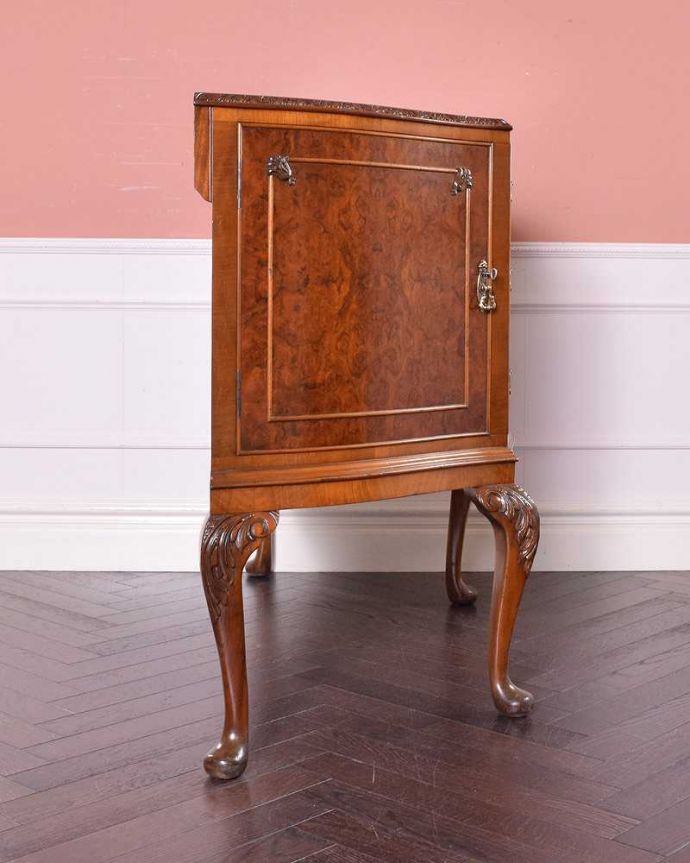 サイドボード　アンティーク家具　英国のアンティーク家具、美しい木目のサイドボードキャビネット（ウォルナット材）。もちろん横から見てもステキ横顔にだって妥協しません。(q-1404-f)