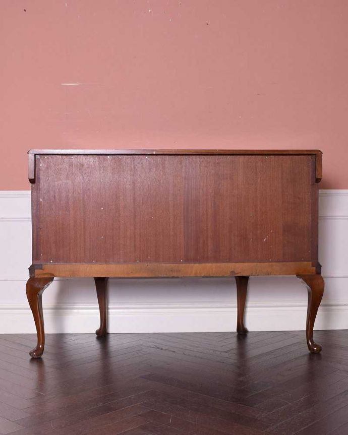 サイドボード　アンティーク家具　英国のアンティーク家具、美しい木目のサイドボードキャビネット（ウォルナット材）。さらに後ろ姿もチェックアンティークは新品ではないので経年変化によるキズはありますが、専門の職人が修復したので後ろ姿までキレイです。(q-1404-f)