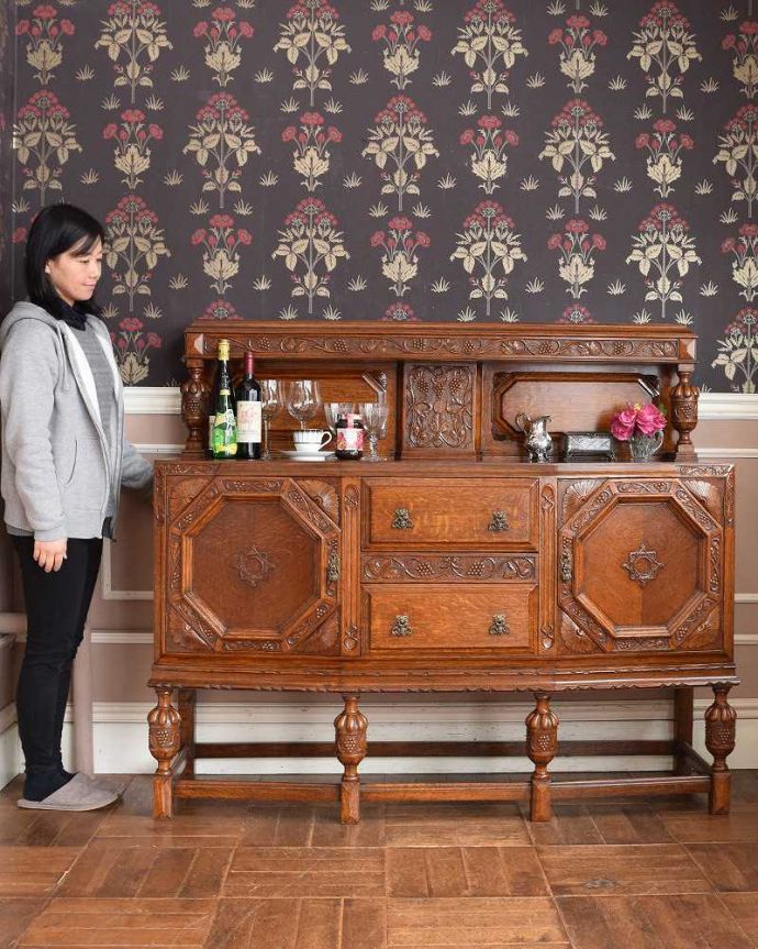 サイドボード アンティーク家具 彫刻のデザインが美しいサイドボード、アンティークの英国家具。英国アンティーク家具らしい重厚なオトナの美しさ重厚感のあるドッシリとした雰囲気の彫がたっぷり入ったサイドボード、もともとはダイニングでサーブ用に使われていた家具です。(q-1405-f)