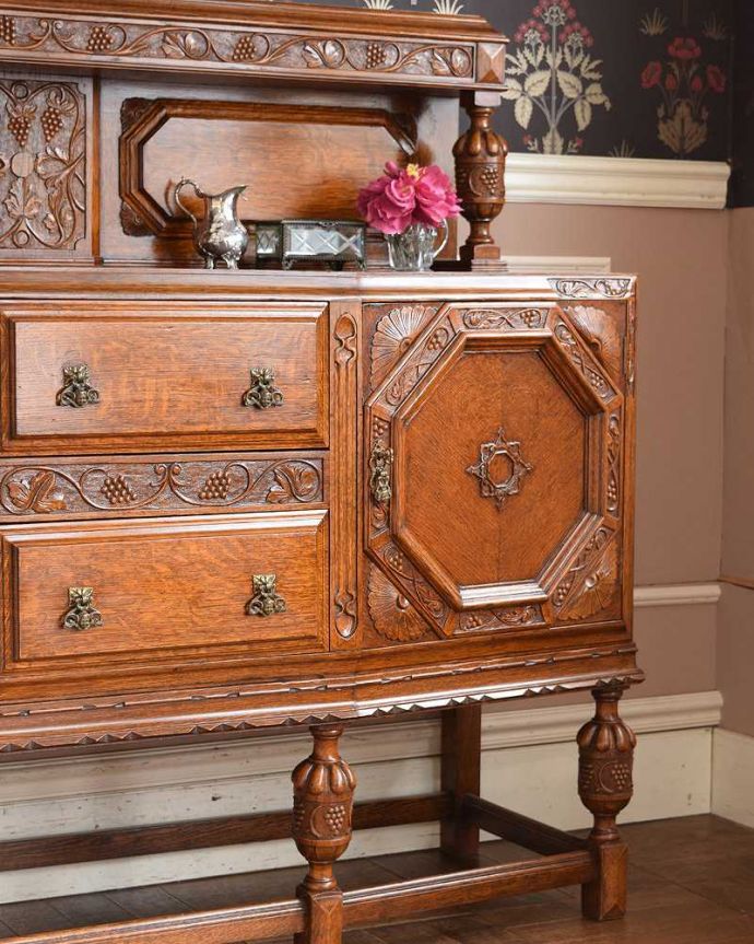 サイドボード アンティーク家具 彫刻のデザインが美しいサイドボード、アンティークの英国家具。やっぱり魅力は英国らしい彫まだ機械が発達していない時代に、こんなに堅い木材をどうやって加工したんだろう?って不思議になるくらい細かい彫。(q-1405-f)