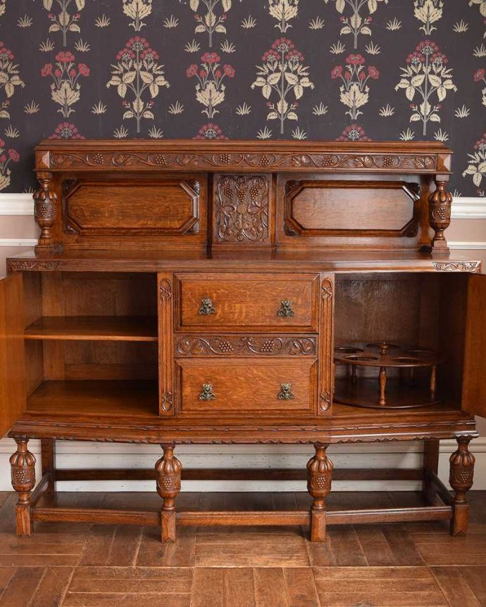 サイドボード アンティーク家具 彫刻のデザインが美しいサイドボード、アンティークの英国家具。扉の奥にはたっぷりの収納。(q-1405-f)