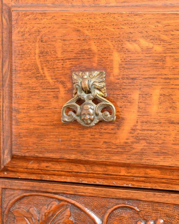サイドボード アンティーク家具 彫刻のデザインが美しいサイドボード、アンティークの英国家具。取っ手にまでアンティークらしさ時間の流れが感じられる凝ったデザインの味わい深い取っ手。(q-1405-f)