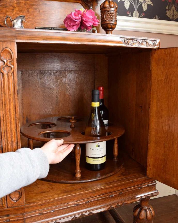 サイドボード アンティーク家具 彫刻のデザインが美しいサイドボード、アンティークの英国家具。収納部分がくるくる回転右の扉を開くとくるくる回る収納があります。(q-1405-f)