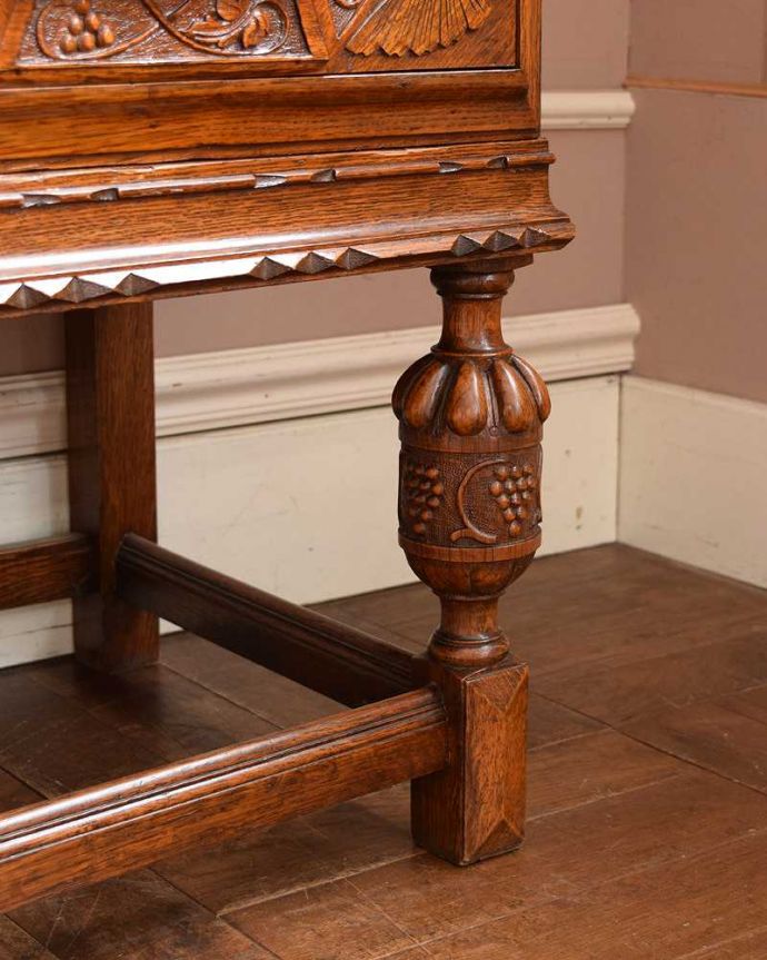 サイドボード アンティーク家具 彫刻のデザインが美しいサイドボード、アンティークの英国家具。女性1人でラクラク運べちゃう仕掛けHandleのアンティークは、脚の裏にフェルトキーパーをお付けしています。(q-1405-f)