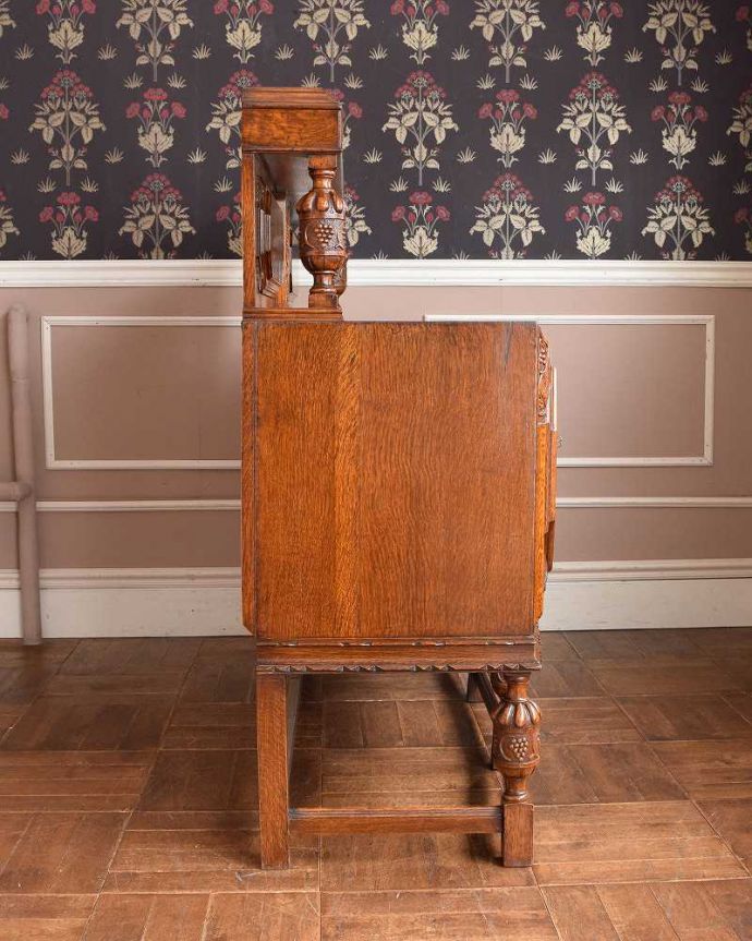 サイドボード アンティーク家具 彫刻のデザインが美しいサイドボード、アンティークの英国家具。もちろん横から見てもステキ横顔にだって妥協しません。(q-1405-f)