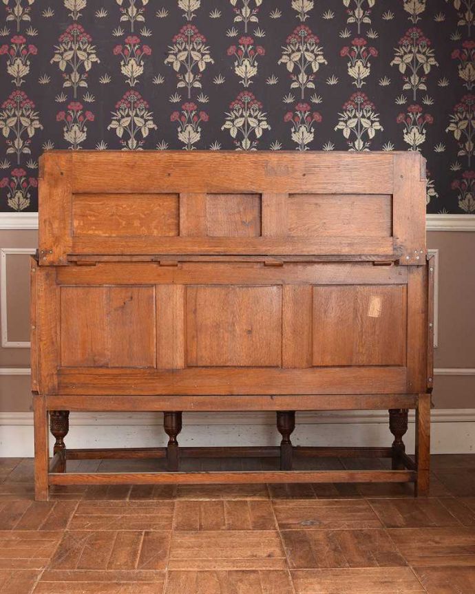 サイドボード アンティーク家具 彫刻のデザインが美しいサイドボード、アンティークの英国家具。さらに後ろ姿もチェックアンティークは新品ではないので、もちろん経年変化によるキズはありますが、専門の職人がキレイに修復しました。(q-1405-f)