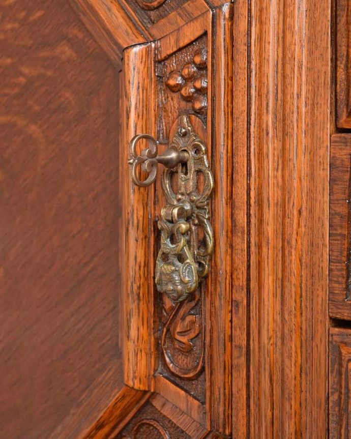 サイドボード アンティーク家具 彫刻のデザインが美しいサイドボード、アンティークの英国家具。小さなパーツにもこだわりが取っ手だけを見ても現代の家具より質感がいいのがわかります。(q-1405-f)