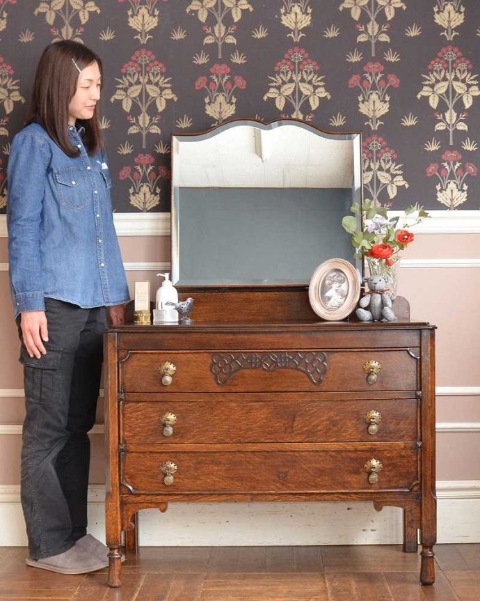 アンティークのドレッサー　アンティーク家具　英国のアンティーク家具、鏡のかたちまで素敵なドレッシングチェスト（オーク材）。鏡も収納も楽しめちゃう女性のための家具チェストの上にミラーが付いたドレッシングチェスト。(q-1406-f)